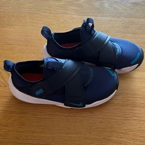 Nike Flex Advance little boys sneakers in Navy Blue - size 1Y